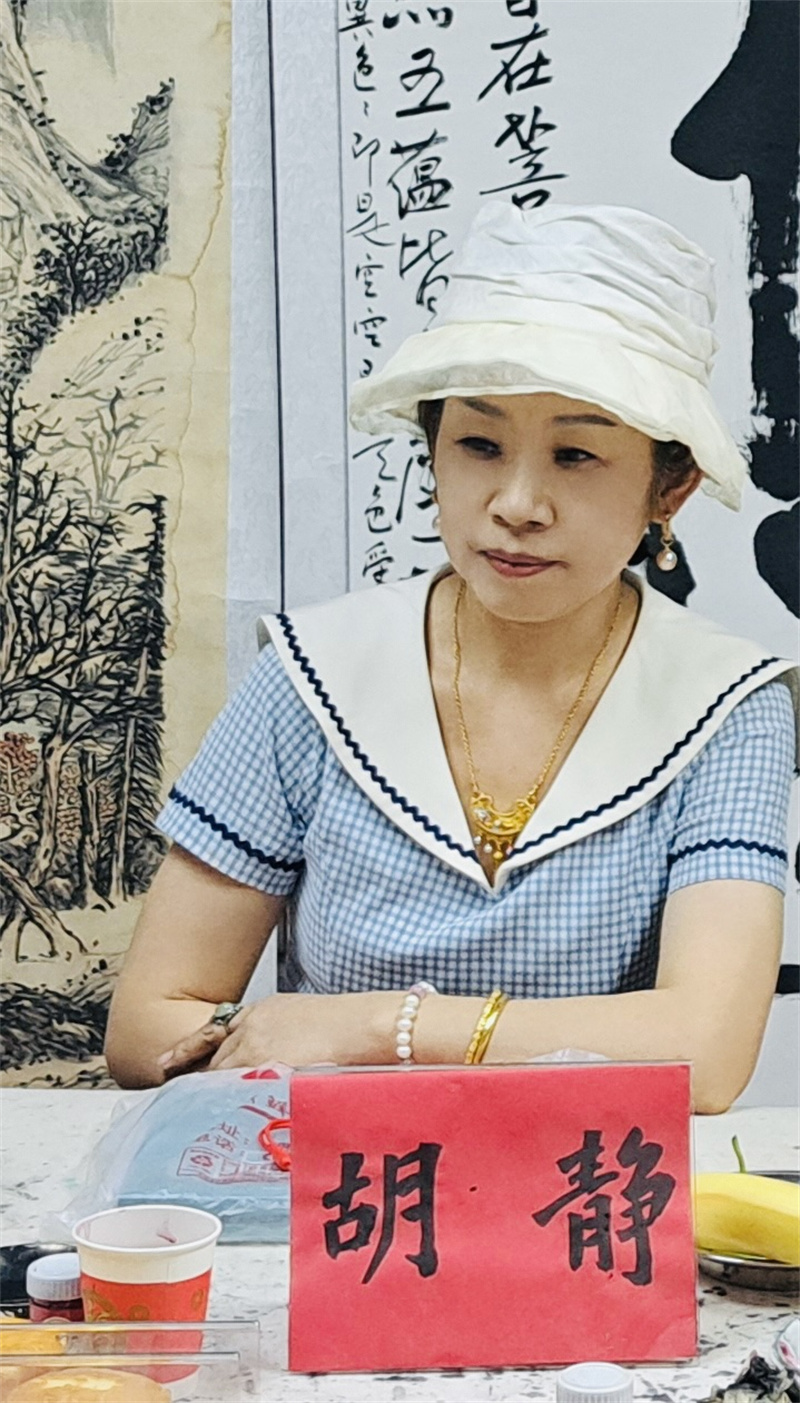 胡静.jpg