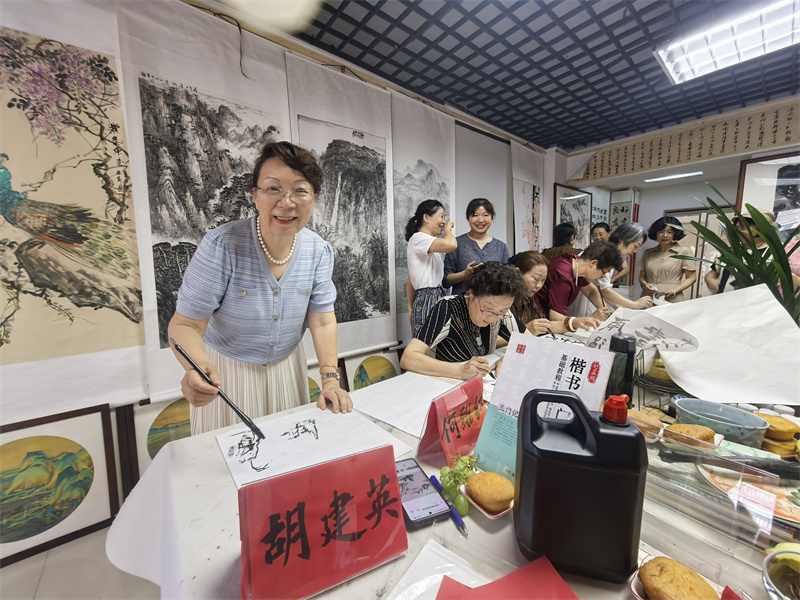 胡建英.jpg