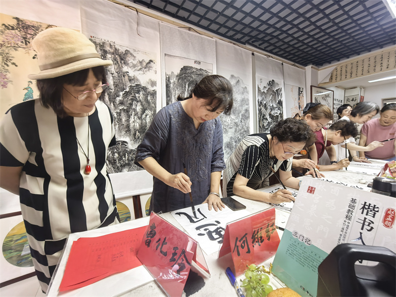 何纬红.jpg